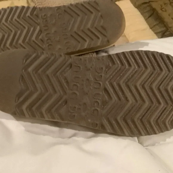 Ugg - Picture 3 of 3